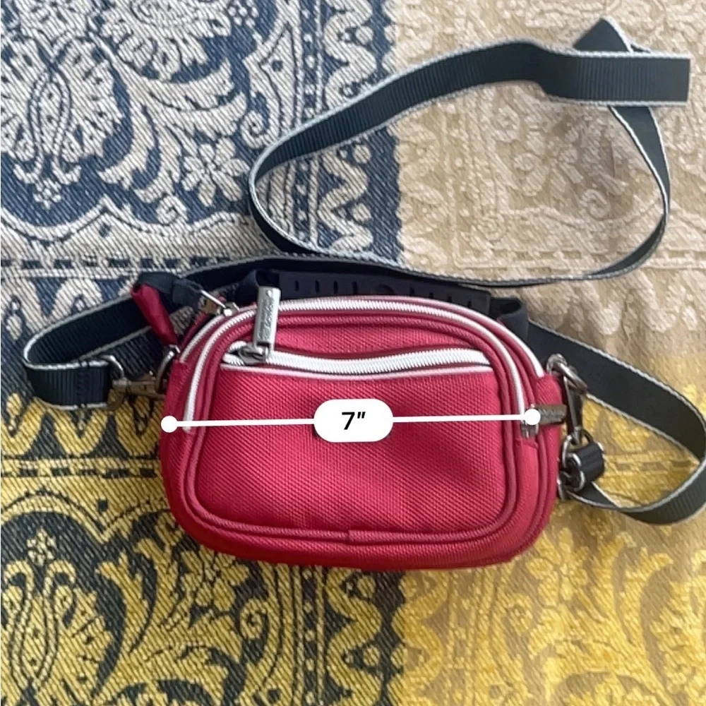 Kenneth Cole camera bag 🖤 - Picture 7 of 8